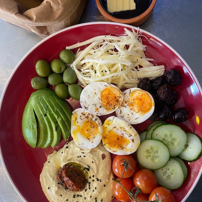 Mediterranes Frühstück mit Frischem Gemüse und Hummus